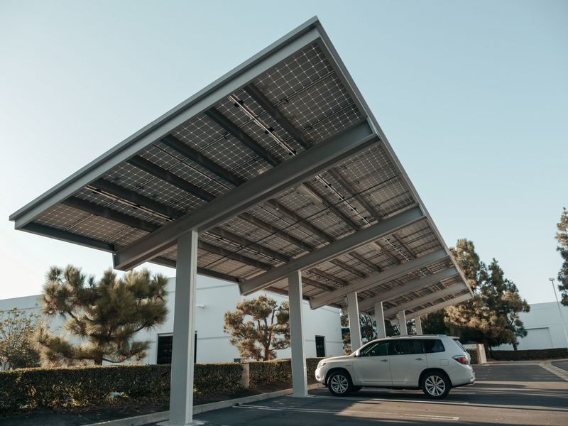 Carport solaire avec panneaux photovoltaïques
