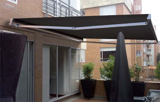 Store monobloc anthracite terrasse maison